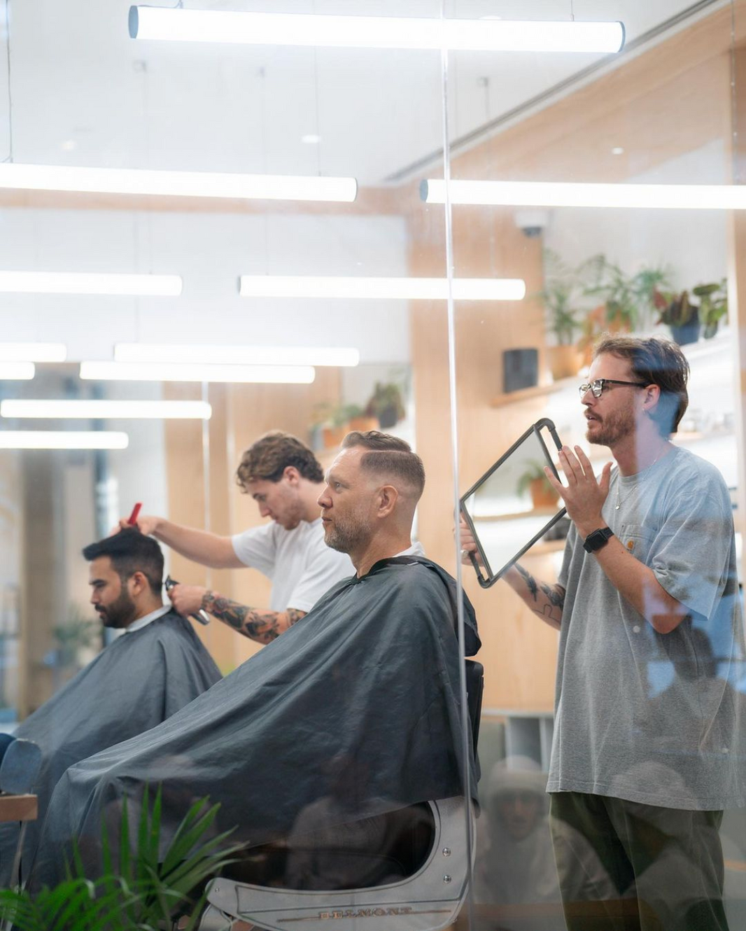 حلاق قريب مني